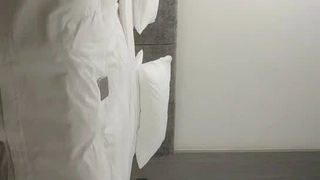 独自的拉丁裔少女Tobie用手指自慰