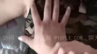 淘气的少女继妹向继父展示她性感的裸体