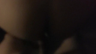 到洗手间啪啪,干的美女淫叫不止说：你快点.男说：小声点,旁边有人