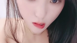 大胆路边脱衣自摸