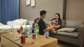 业余女孩用假阳具自慰并多次被内射