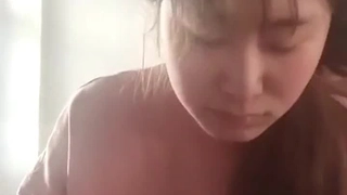 年轻夫妇在高清视频中享受混乱的面部抛射