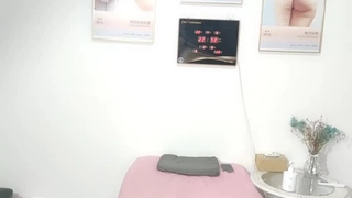 小夜曲和48岁大屁股熟女在浴室激情四射，逼毛多，性欲大，水多操起来太爽了