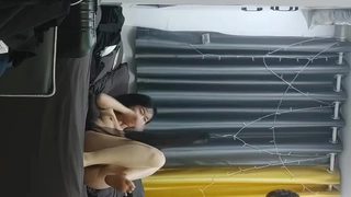 业余学生在家里享受无毛的阴道高潮
