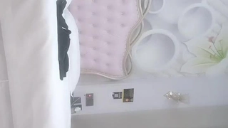 兩個高素質顏值美女網約兩個粉絲炮友高級公寓沙發上4P大戰
