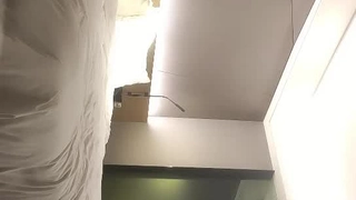 一对年轻夫妇与一个娇小的少女进行铁杆性爱