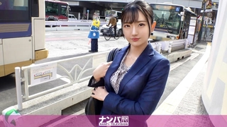 [黑丝袜的诱惑] 痞子男酒吧搭上线的妹子~借着喝醉酒的名义把她带回家~呻吟娇喘淫水特别多~搞得一手爱液编自拍边操~