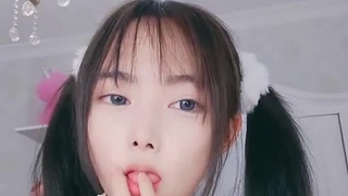 大学生在宿舍房间里与有天赋的伴侣探索她的性欲