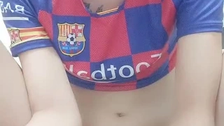 【人民勤务员】，2000约较小00后，一对C罩杯美乳坚挺，玲珑有致