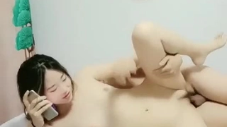 少女在试镜期间展示她们的能力